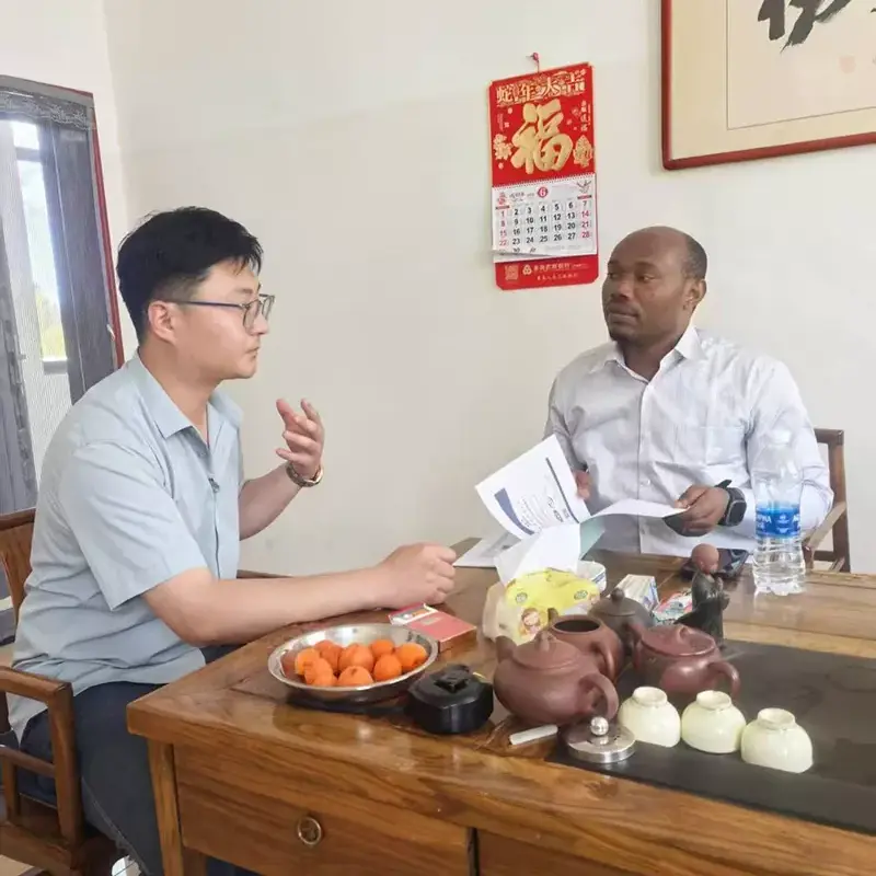 အာဖရိကဖောက်သည်များသည်အာဖရိကသံမဏိအဆောက်အအုံစျေးကွက်ကိုပူးတွဲတိုးချဲ့ရန် Liweiyuan သို့သွားရောက်ခဲ့သည်